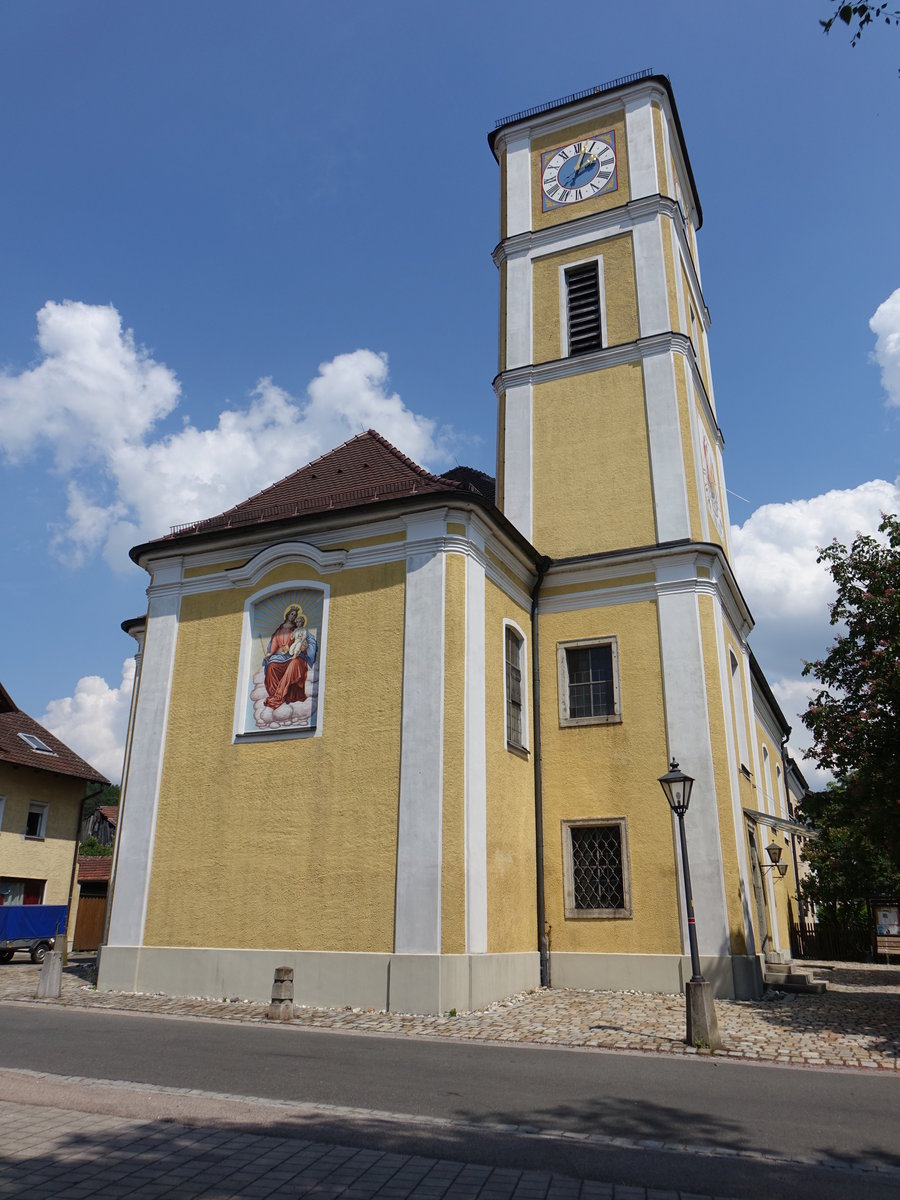 Rnkam, kath. Pfarrkirche Hl. Dreifaltigkeit, Saalbau mit eingezogenem Chor, erbaut bis 1860 (03.06.2017)