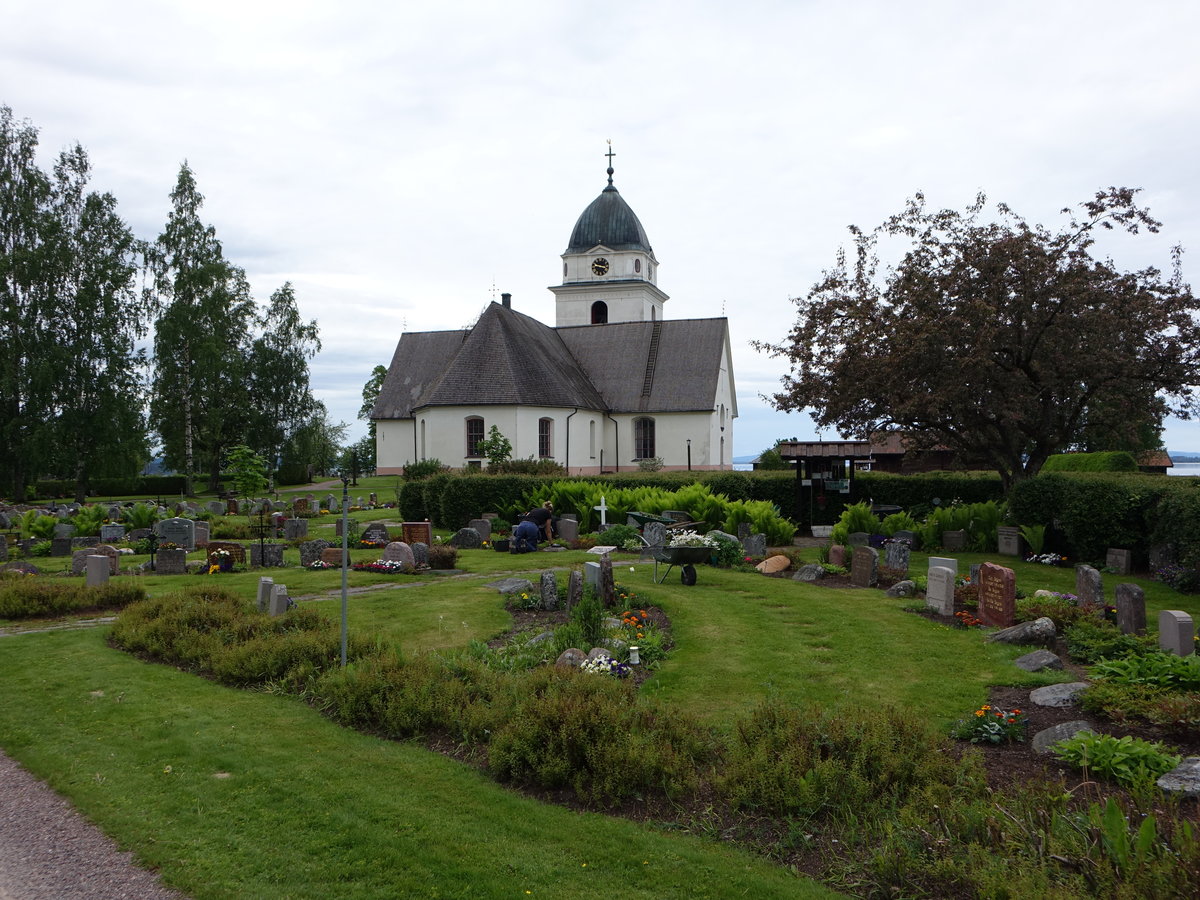 Rttvik, Ev. Kirche, der lteste Teil stammt von etwa 1300, Umbau zur Kreuzform 1703 (16.06.2017)