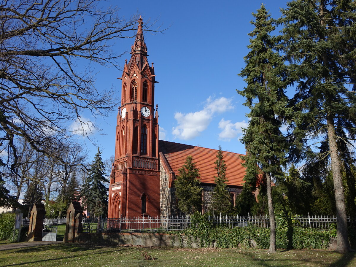 Ragow, evangelische Paul Gerhardt Kirche, erbaut 1710, neugotischer Westturm (06.04.2026)