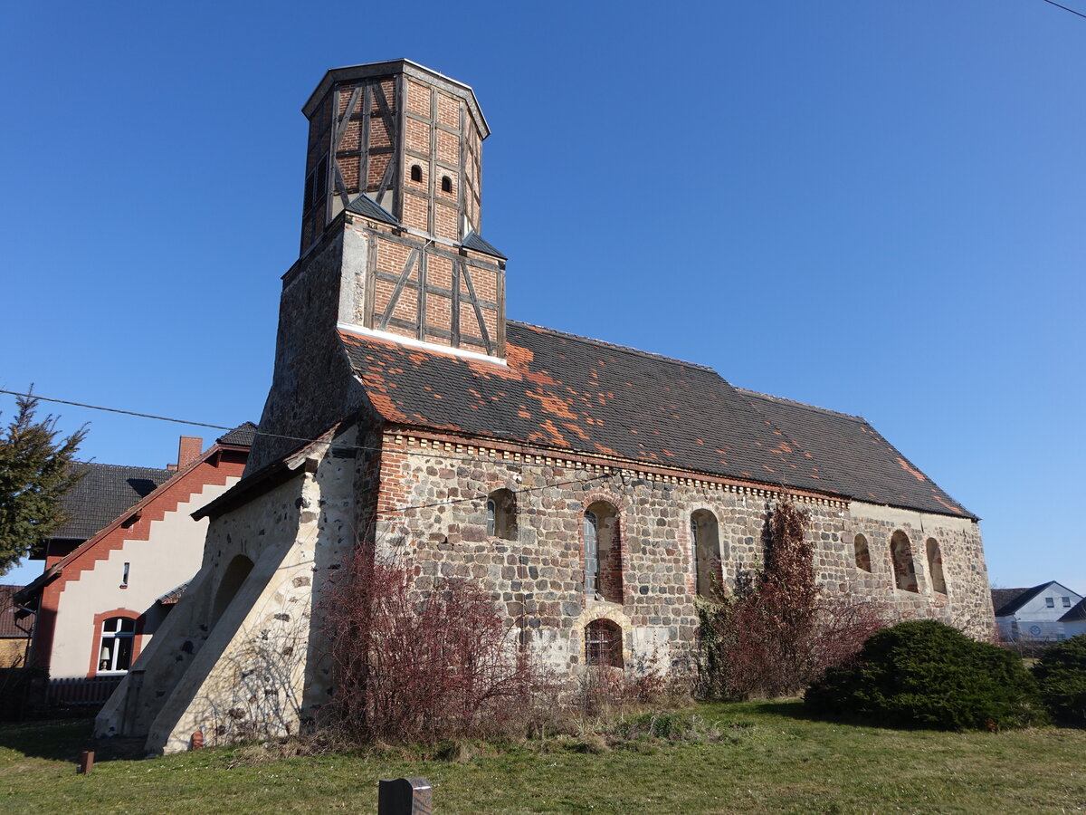 Rahnsdorf, evangelische Dorfkirche, Feldsteinkirche aus dem 13. Jahrhundert mit barocken Turm (11.03.2026)