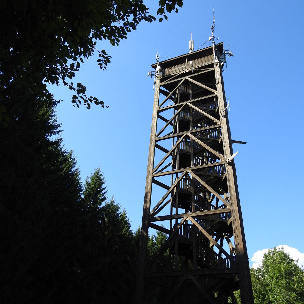 RAIFFEISEN-AUSSICHTSTURM BEI ALTENKIRCHEN/WW
Fantastische Rundum-Ausblicke ber die Westerwaldhhen bis zum Siebengebirge und weit ins BERGISCHE LAND und SIEGERLAND hinein hat man in 35 Metern Hhe auf der Plattform des nach dem Grnder des
Genossenschaftswesens genannten Aussichtsturms im kleinen Ort BEUL bei ALTENKIRCHEN/WW,
hier am 6.8.2017...