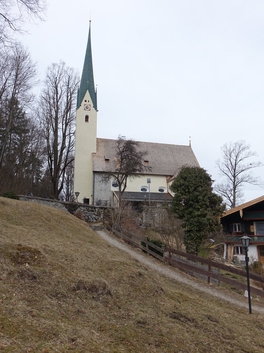 Raiten, Filialkirche St. Maria, Langhaus im Kern romanisch, erbaut im 12. Jahrhundert, Chor sptgotisch um 1440, Kirchturm Anfang 18. Jahrhundert (26.02.2017)