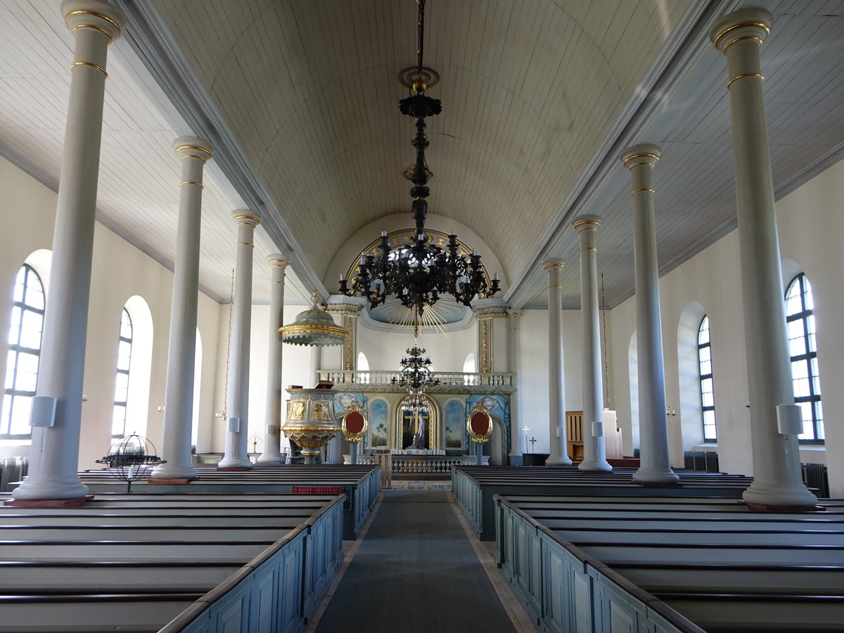 Ramsele, Innenraum mit offenen Bgen mit Draperienmalereien in der neuen Ev. Kirche (19.06.2017)