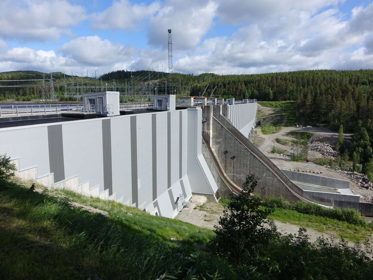 Ramsele, Pfeilerstaumauer des  Kraftwerk Storfinnforsen, erbaut bis 1953, Wasserkraftwerk das den Fluss Faxlven aufstaut, das
Kraftwerk verfgt drei Francis-Turbinen (19.06.2017)