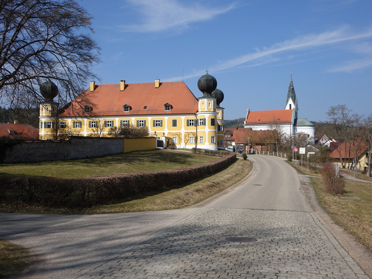 Ramspau, Schloss, zweigeschossiger Walmdachbau mit Putzgliederung und vier Rundtrmen mit Zwiebelhauben, erbaut von 1706 bis 1726 (25.03.2018)