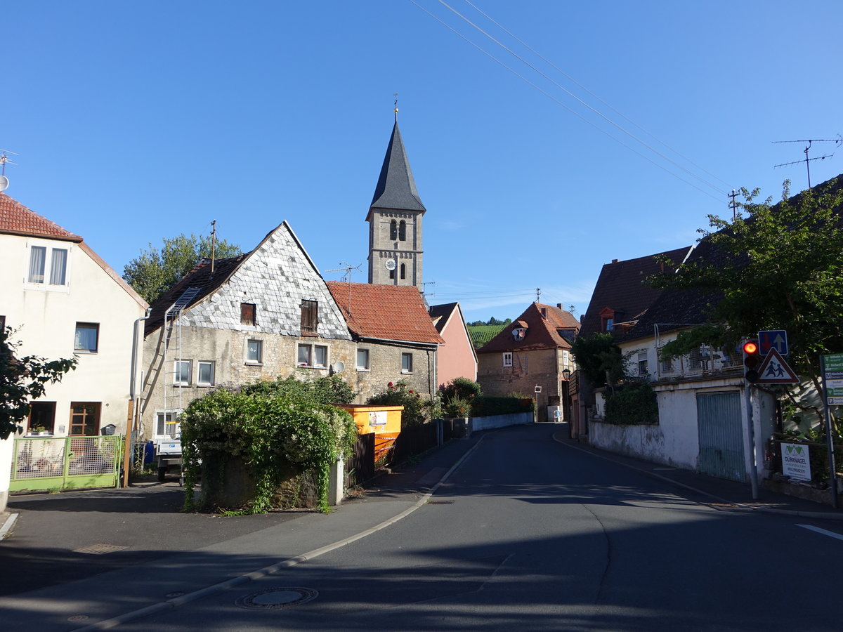 Randersacker, kath. Pfarrkirche St. Stephan am Tanzplan. Basilikales Langhaus mit eingezogenem Chor und Chorflankenturm mit Spitzhelm, erbaut ab 1578 (15.08.2017)