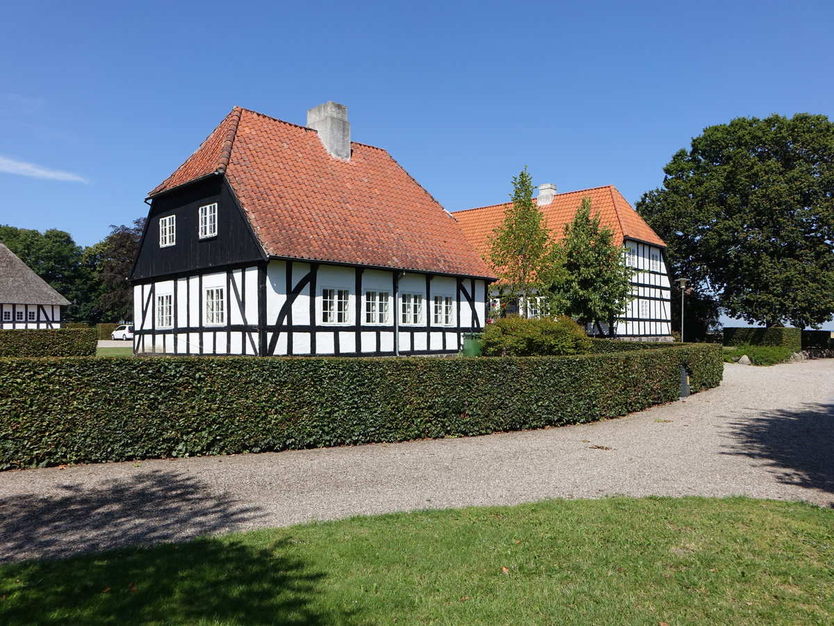 Randlev, der Pfarrhof aus Fachwerk stammt aus dem Jahre 1749 (24.07.2019)