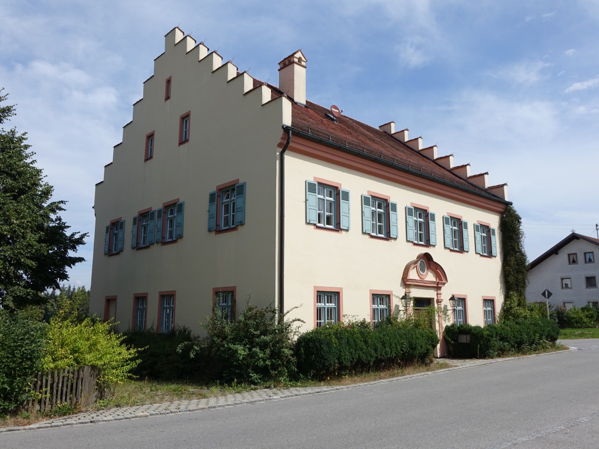 Ranoldsberg, Pfarrhaus, barocker zweigeschossiger Satteldachbau, erbaut 1701, Treppengiebel von 1885 (15.08.2015)