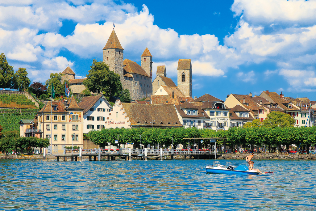 Rapperswil-Jona, Blick vom Motorboot aus Richtung Seequai/Hafenmole sowie Altstadt mit Schloss und Stadtpfarrkirche. Aufnahme vom 16. Juli 2014, 16:16