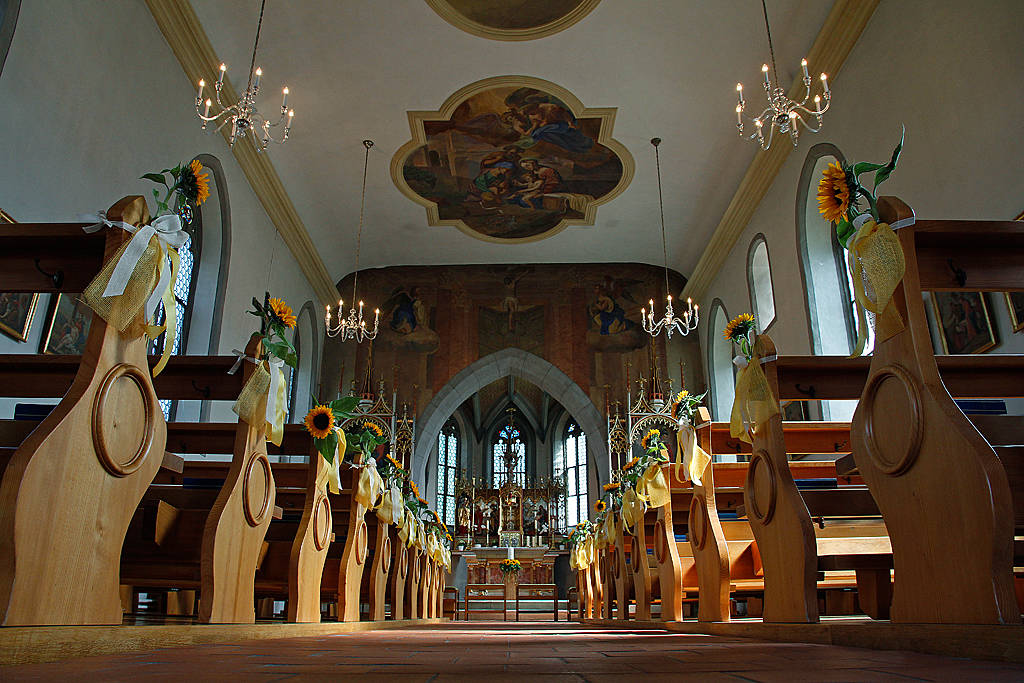 Rapperswil-Jona, Kirche St. Martin in Busskirch. Mindestens sechs Vorgngerbauten stehen auf rmischen Mauerresten. Im 15. Jh. entstand ein polygonaler Chor. Mehrere Umbauten. 1848 wurde das Kirchenschiff biedermeierlich-klassizistisch umgestaltet und im Westen um ein Fensterjoch erweitert. Die neugotische Altareinrichtung von 1905 stammt von den Gebrder Mller aus Wil SG. Innenaufnahme anlsslich einer Hochzeitsfeier, 15. Sept. 2012, 14:21