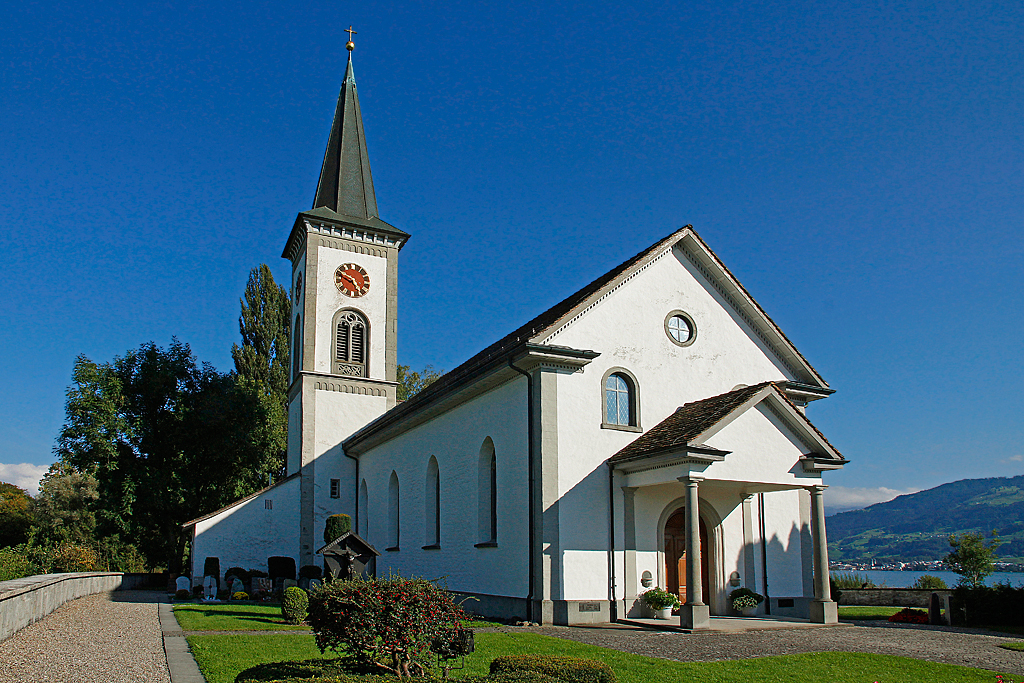 Rapperswil-Jona, Kirche St. Martin in Busskirch. Mindestens sechs Vorgngerbauten stehen auf rmischen Mauerresten. Im 15. Jh. entstand ein polygonaler Chor. Mehrere Umbauten. 1848 wurde das Kirchenschiff biedermeierlich-klassizistisch umgestaltet und im Westen um ein Fensterjoch erweitert. Aussenaufnahme von Nordwesten anlsslich einer Hochzeitsfeier, 15. Sept. 2012, 16:53