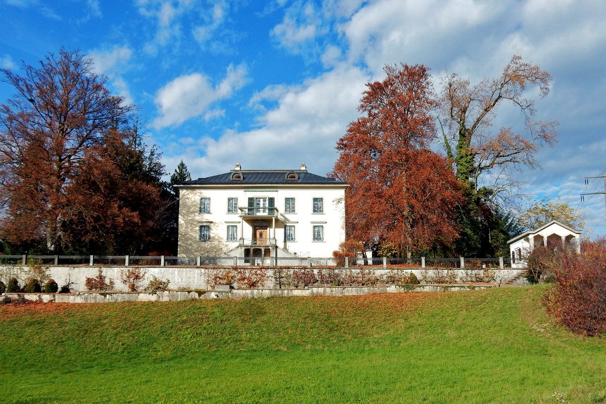 Rapperswil-Jona, Villa Grnfels, 1822 in strengem klassizistischen Stil erbaut. Ehemalige Fabrikantenvilla der Spinnerei Brndlin in Jona - 09.11.2015