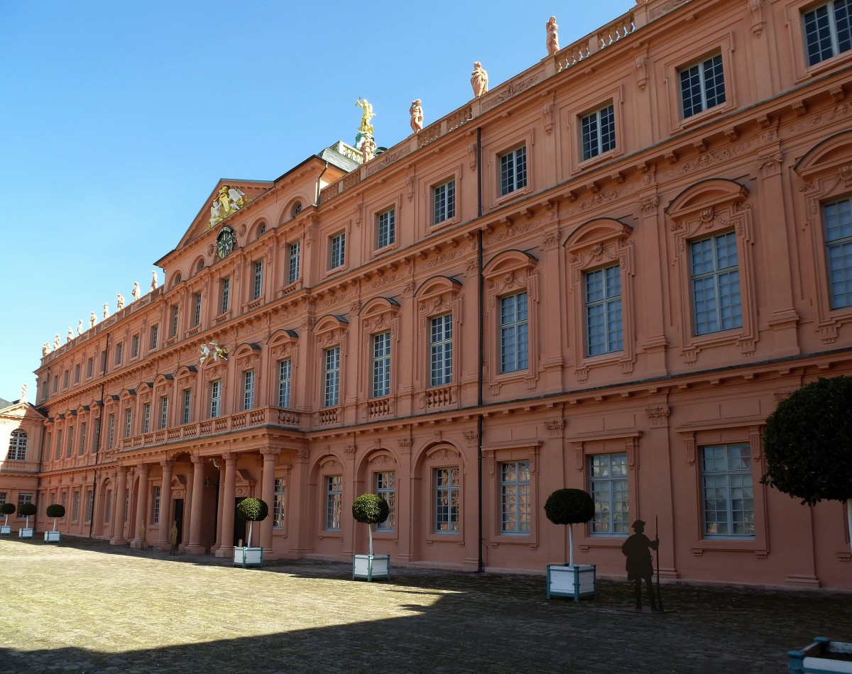 Rastatt, Blick entlang der Schlofassade auf der Seite des Ehrenhofes, April 2015