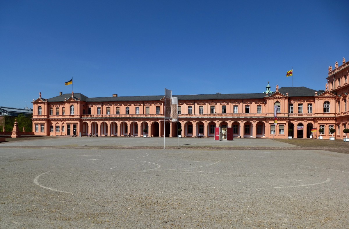 Rastatt, Blick ber den Ehrenhof auf den linken Schloflgel, April 2015