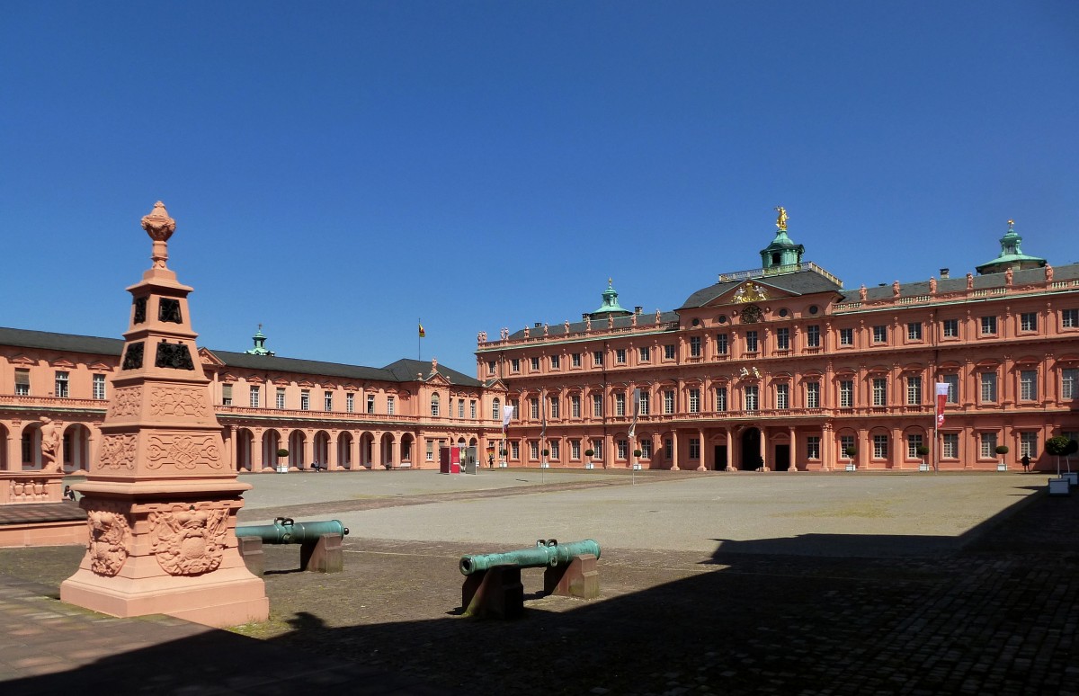 Rastatt, Blick ber den Ehrenhof auf die Schlofassade, April 2015