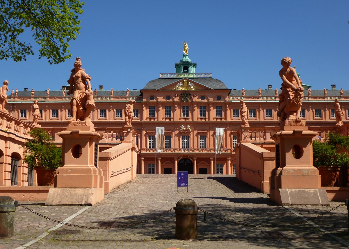Rastatt, Einfahrt zum Ehrenhof des Residenzschloes, April 2015