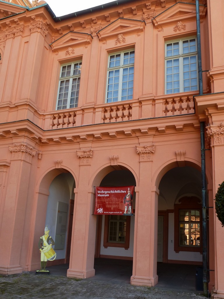 Rastatt, Eingang zum Wehrgeschichtlichen Museum im rechten Flgel des Schloes, das 1934 gegrndete Museum befindet sich seit 1956 hier und gehrt zu den bedeutendsten seiner Art in Deutschland, umfat die Militrgeschichte von 1500 bis 1918, April 2015