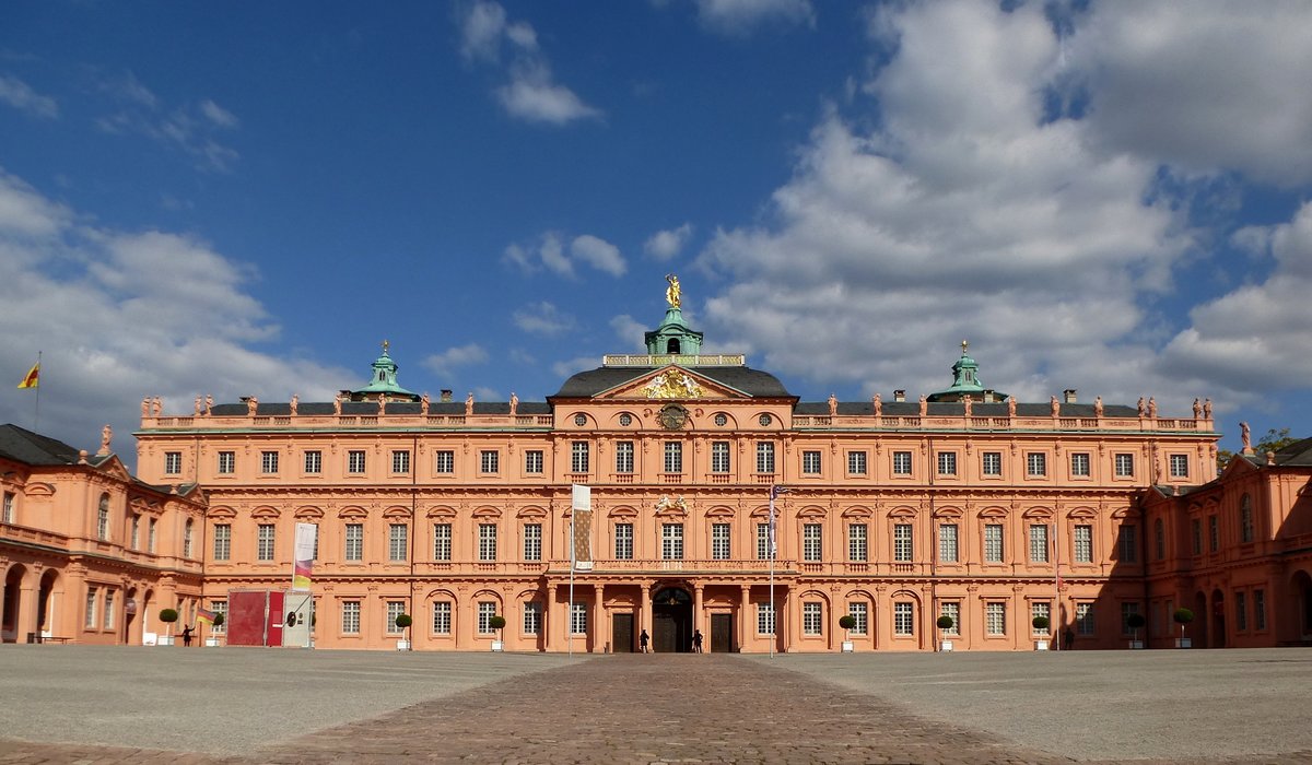 Rastatt, die Hauptfassade von Schlo Rastatt mit dem davorliegenden Ehrenhof, Sept.2015