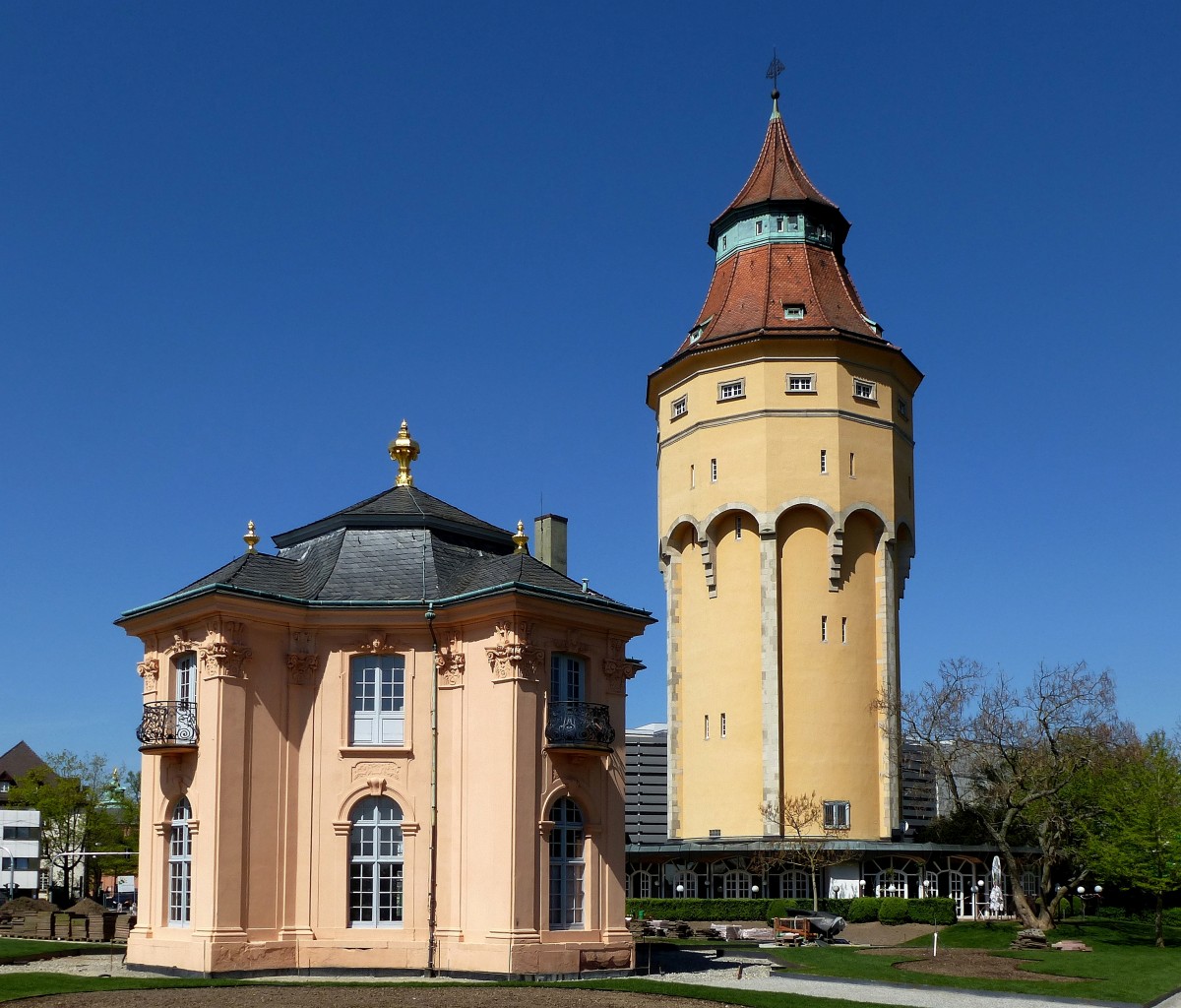 Rastatt, die Pagodenburg von 1722 und der 48m hohe Wasserturm von 1901, April 2015