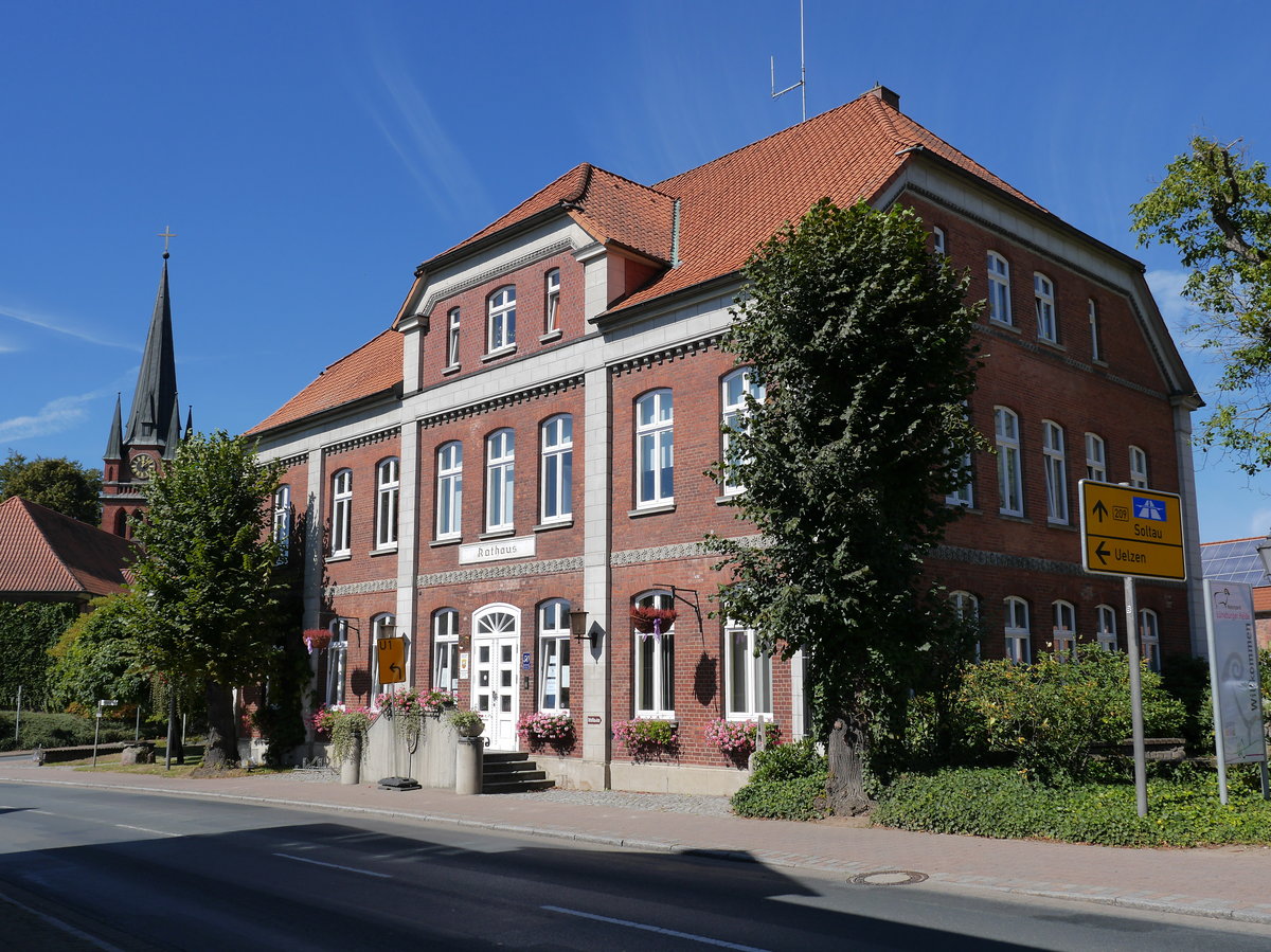 Rathaus Amelinghausen (Samtgemeinde Landkreis Lneburg), jeweils ca. 30 km entfernt nordstlich von Soltau und nordwestlich von Hansestadt Uelzen; im Hintergrund der Kirchturm von Sankt Hippolt; 31.08.2016

