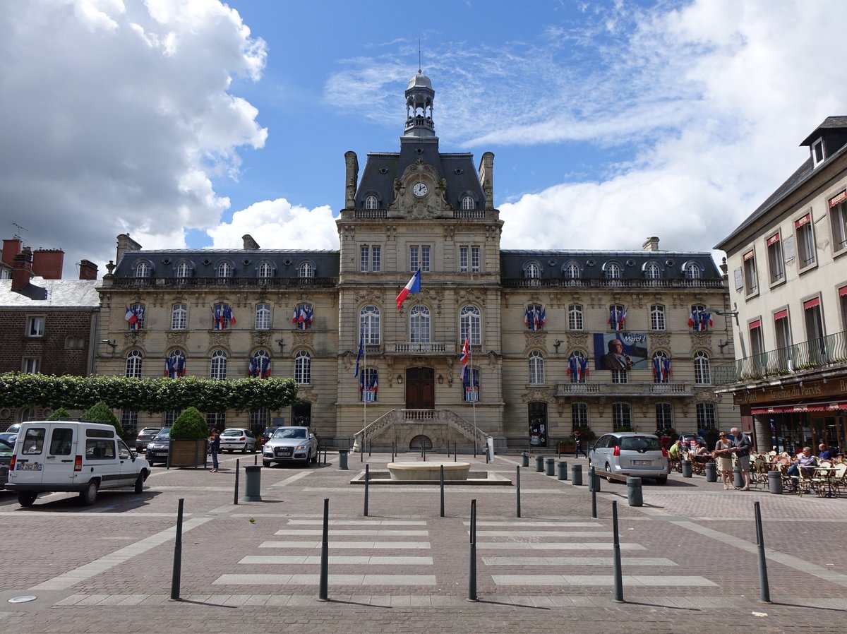 Rathaus von Coutances am Place du Parvis Notre-Dame (13.07.2016)