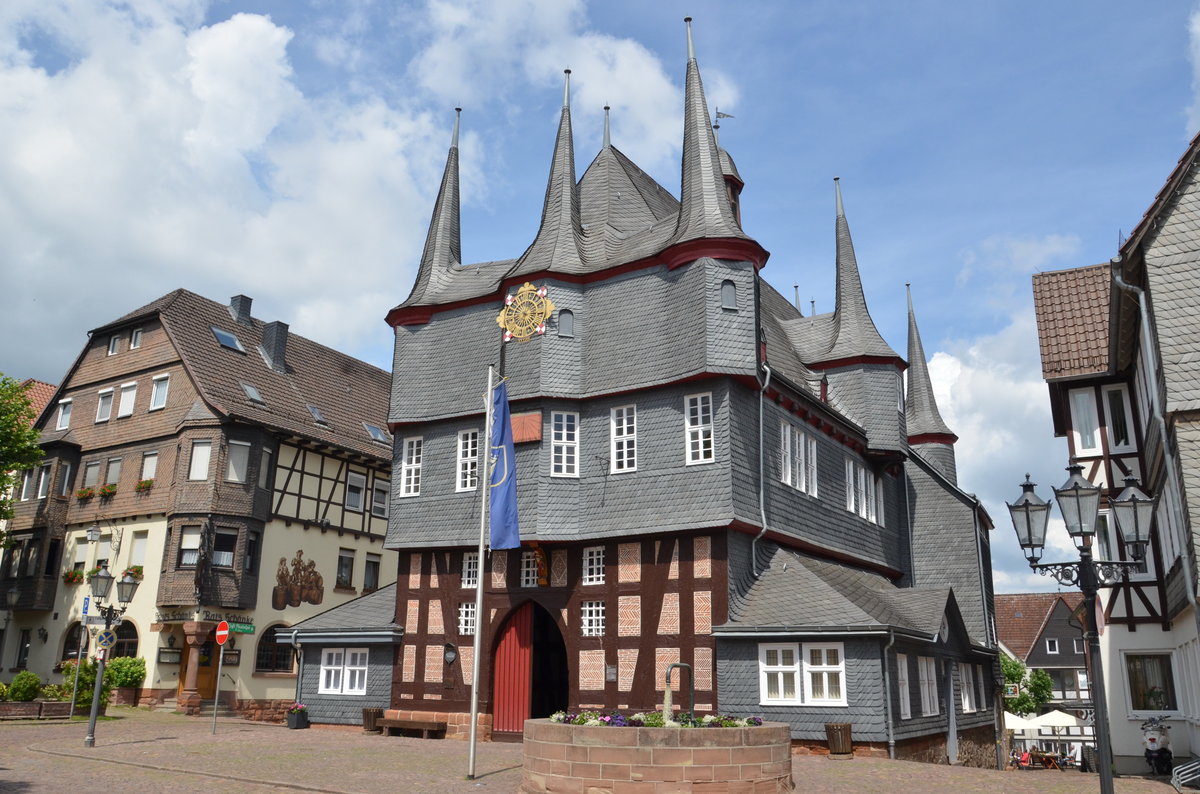 Rathaus von Frankenberg / Eder, das Zehntürmige spätgotische Fachwerkrathaus zwischen Ober .- und Untermarkt entstand in den Jahren 1509 – 1513. Ein Blick vom Obermarkt.  Am 11.07.2017.               