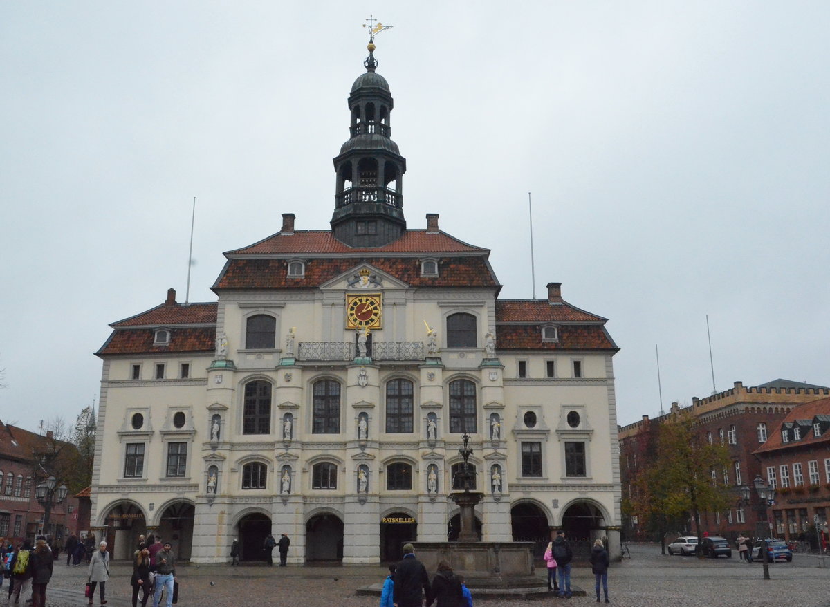 Rathaus Lneburg, sehenswert. Am 24.10.17. Das Lneburger Rathaus ist ein Beispiel mittelalterlicher und frhneuzeitlicher profaner Architektur in Norddeutschland. Es entstand um 1230. Im Turm befindet sich ein Glockenspiel aus Meiner Porzellan. gesehen Am 24.10.17.