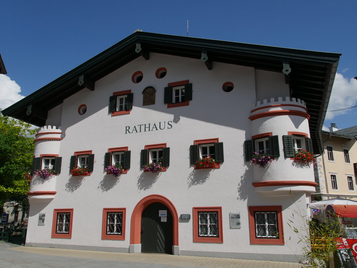 Rathaus mit zwei Runderkern, Marktgemeinde Lofer; Pinzgauer Saalachtal, Bezirk Zell am See, Bundesland Salzburg, 24.07.2016
