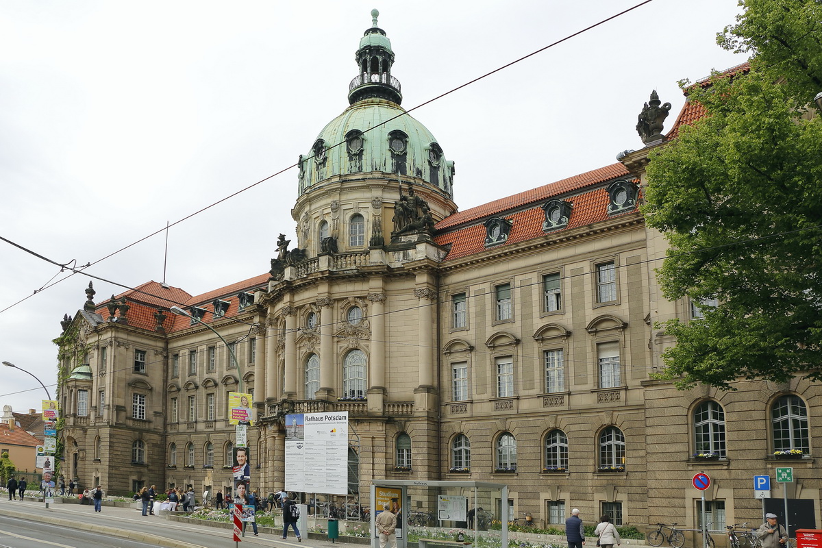 Rathaus Potsdam gesehen von der Haltestelle aus am 15. Mai 2019
