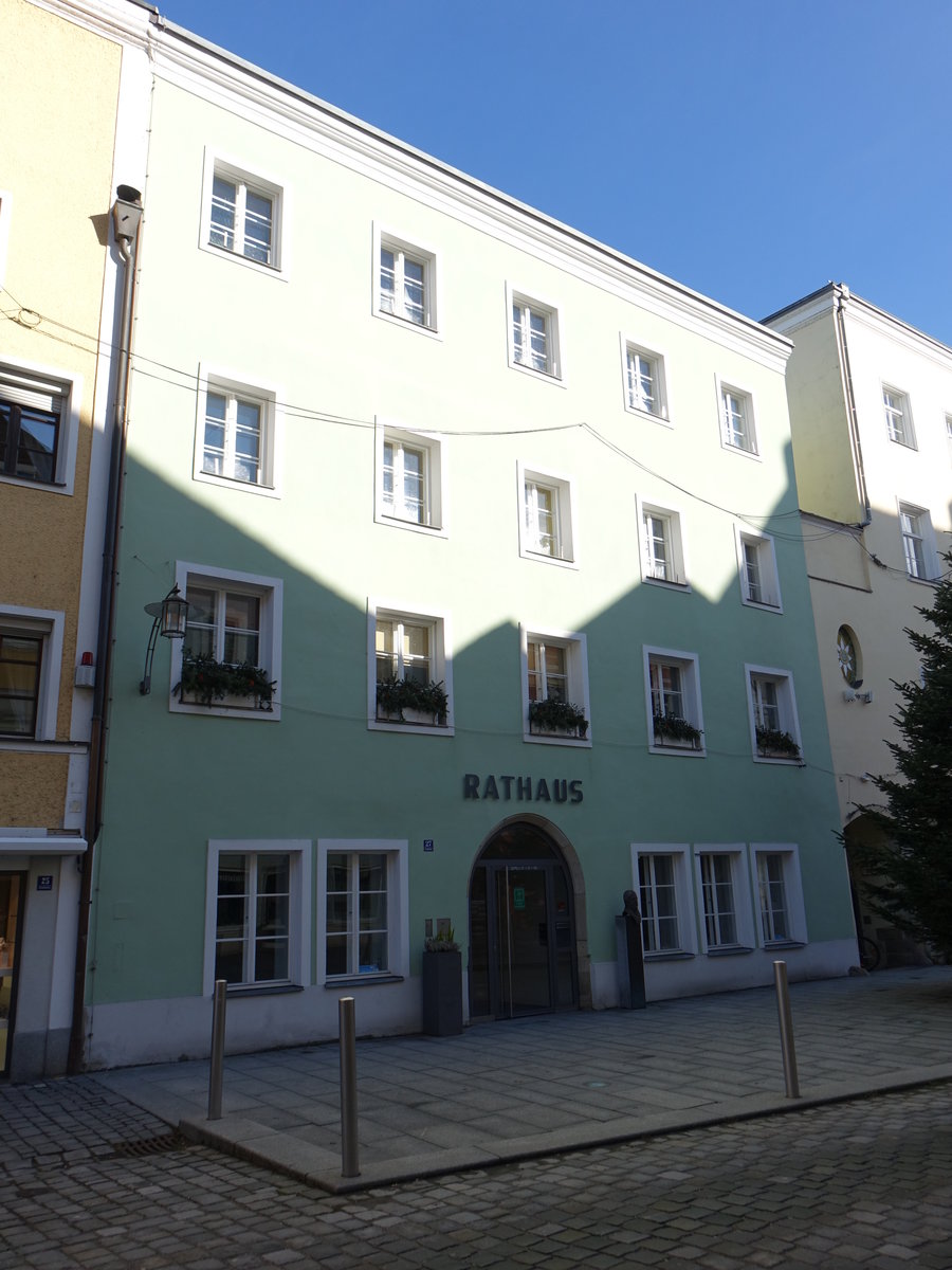 Rathaus der Stadt Vilshofen, dreigeschossiger Walmdachbau mit Vorschussmauer und Putzgliederungen, im Kern 17./18. Jahrhundert, Fassade von 1794 (20.11.2016)