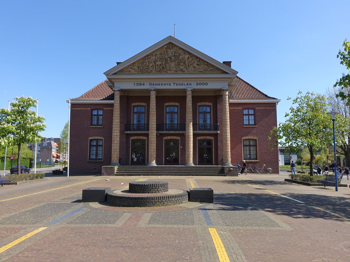 Rathaus von Tegelen, Timpaan von Charles Eyck, Limburg (05.05.2016)