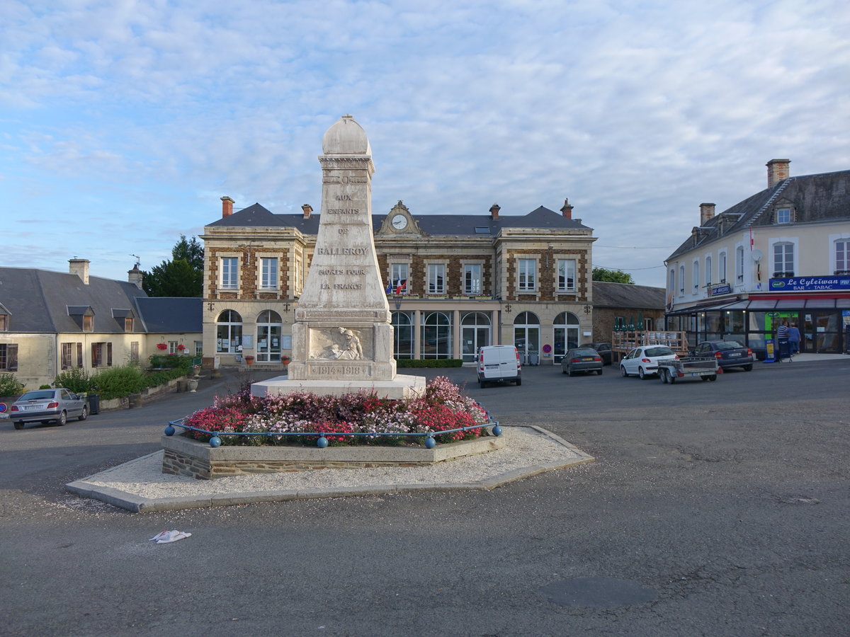 Rathaus und Weltkriegsdenkmal von Balleroy (13.07.2016)