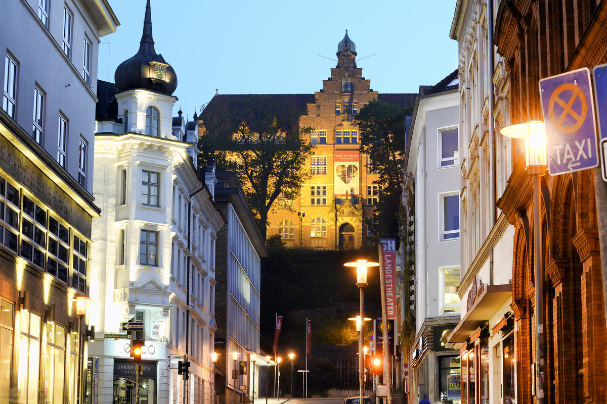 Rathausstrae in Flensburg. Im Hintergrund ist der Museumsberg Flensburg zu sehen. Aufnahme: 18. Mai 2019.