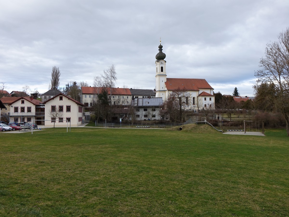 Rattenkirchen, kath. Pfarrkirche Maria Himmelfahrt, barocker Saalbau mit eingezogenem Polygonalchor, nrdlichem Kapellenanbau und Westturm, erbaut von 1725 bis 1727 (22.02.2016)