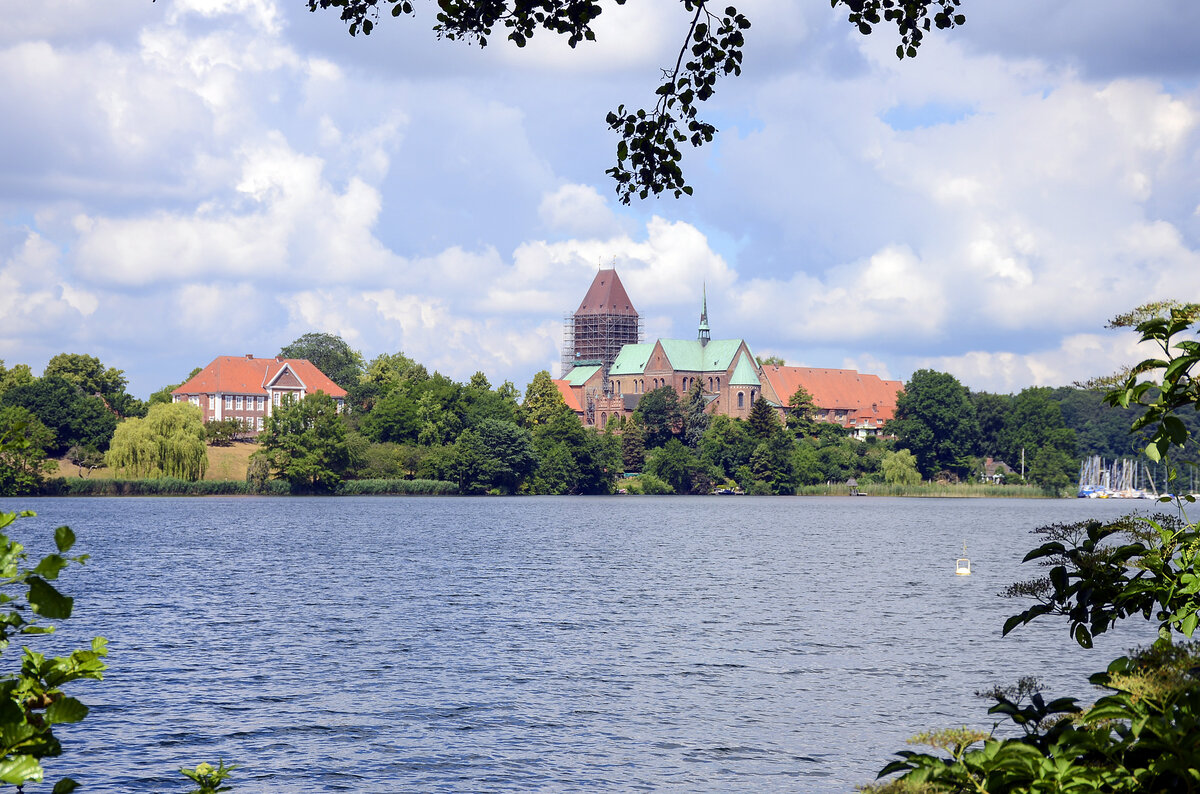 Ratzeburg - Blick ber den Ratzeburger See auf die Dominsel. Aufnahme: 28. Juni 2022.