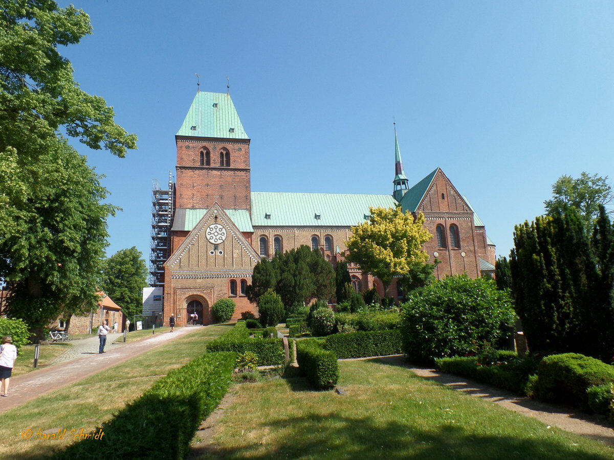 Ratzeburger Dom am 31.5.2018, Blick vom Eingang /  Der von Heinrich dem Lwen gestiftete Dom liegt auf dem hchsten Punkt der Altstadtinsel,  Grundsteinlegung 1154, Bauzeit 1160 bis 1380 /