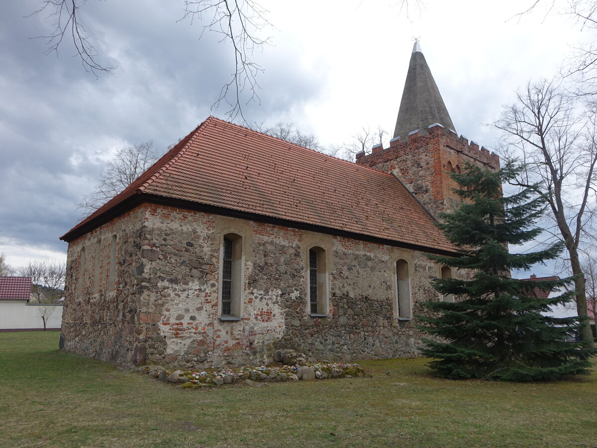 Rauen, evangelische Kirche, Feldsteinkirche aus dem 15. Jahrhundert (05.04.2026)