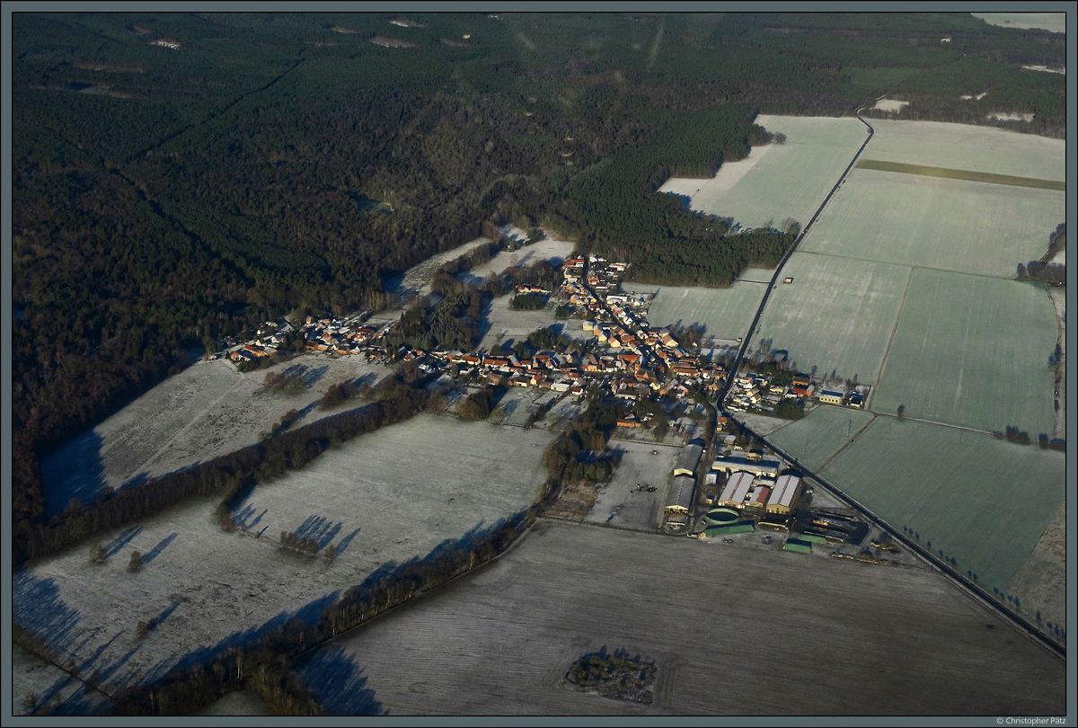 Rauhreif bedeckt am Morgen die Felder rund um das Dorf Schernebeck in der Altmark. Der Ortsteil von Tangerhtte wurde 1121 erstmals erwhnt und ist Heimat von ca. 220 Einwohnern. Unmittelbar angrenzend beginnen die Wlder der Colbitz-Letzlinger Heide. (18.01.2019)