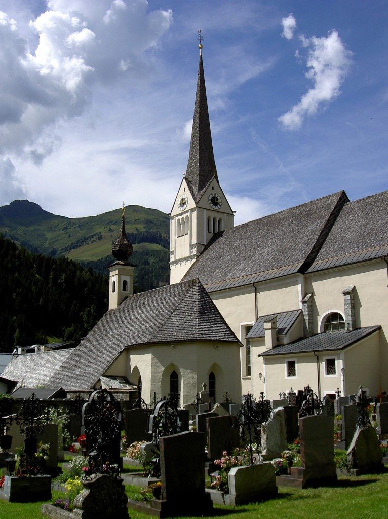 Rauris, Pfarrkirche St. Jakobus, Turm und Chorpartie sptgotisch, Langhaus erbaut von 1774 bis 1780, St. Michael Kapelle von 1497 (01.08.2014)