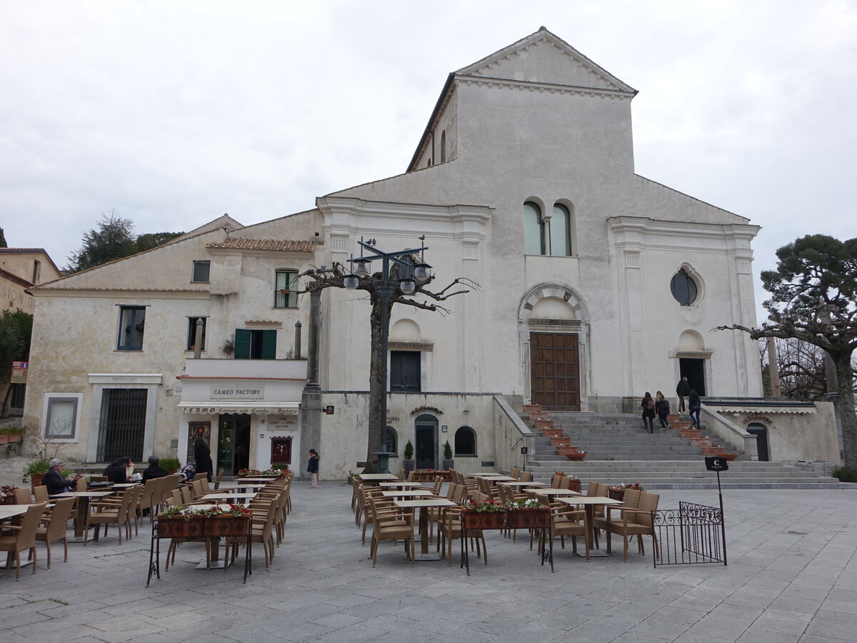 Ravello, Dom S. Pantaleon, erbaut ab 1086, im 18. Jahrhundert erneuert, Bronzetor am Hauptportal von Meister Barisano da Trani (25.02.2023)