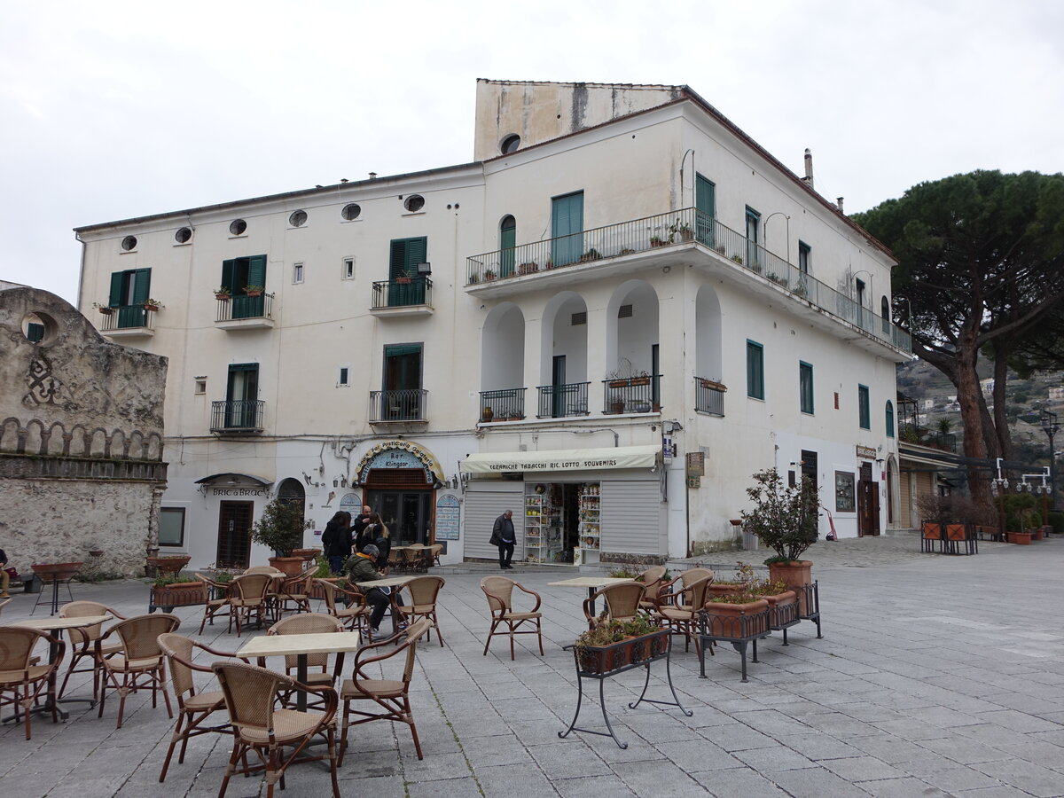 Ravello, Gebude und Cafe an der Piazza Centrale (25.02.2023)