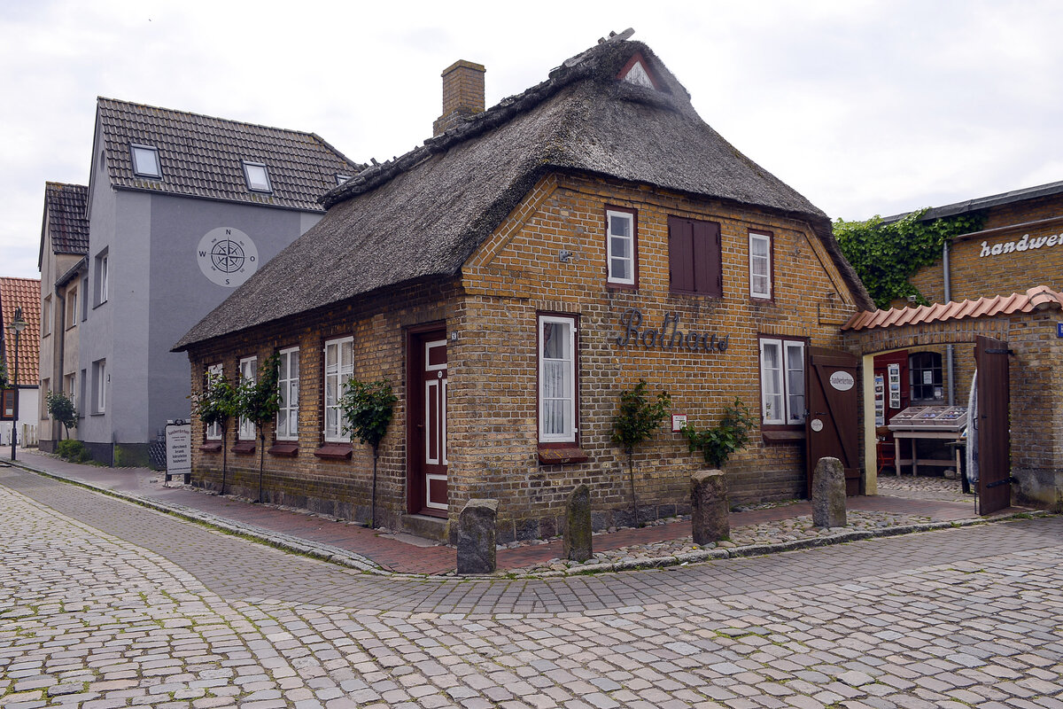 Rayhaus Maasholm an der Ecke Haupstrae/Hafenstrae in Maasholm an der Schlei (Angeln). Aufnahme: 7. Juni 2021.