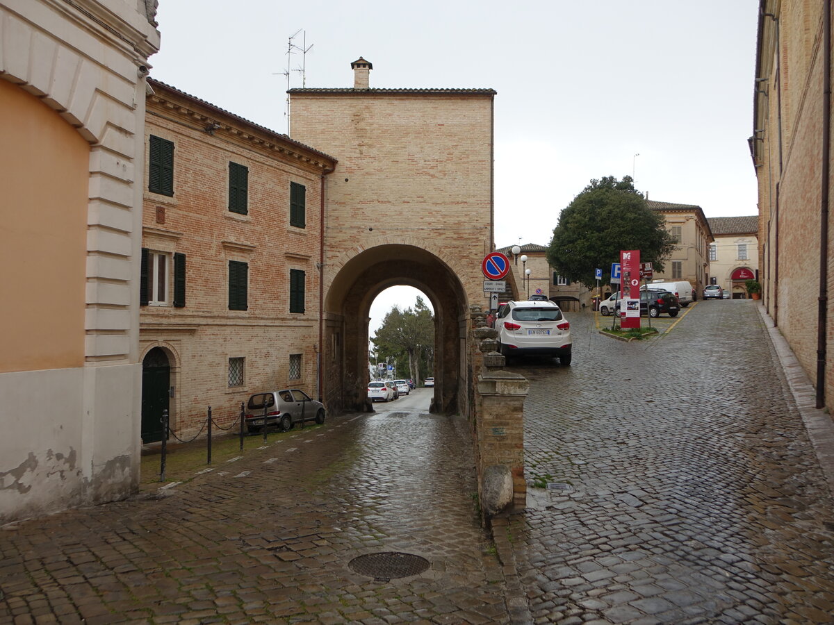 Recanati, Stadttor Porta Romana in der Viale Matteotti (31.03.2022)