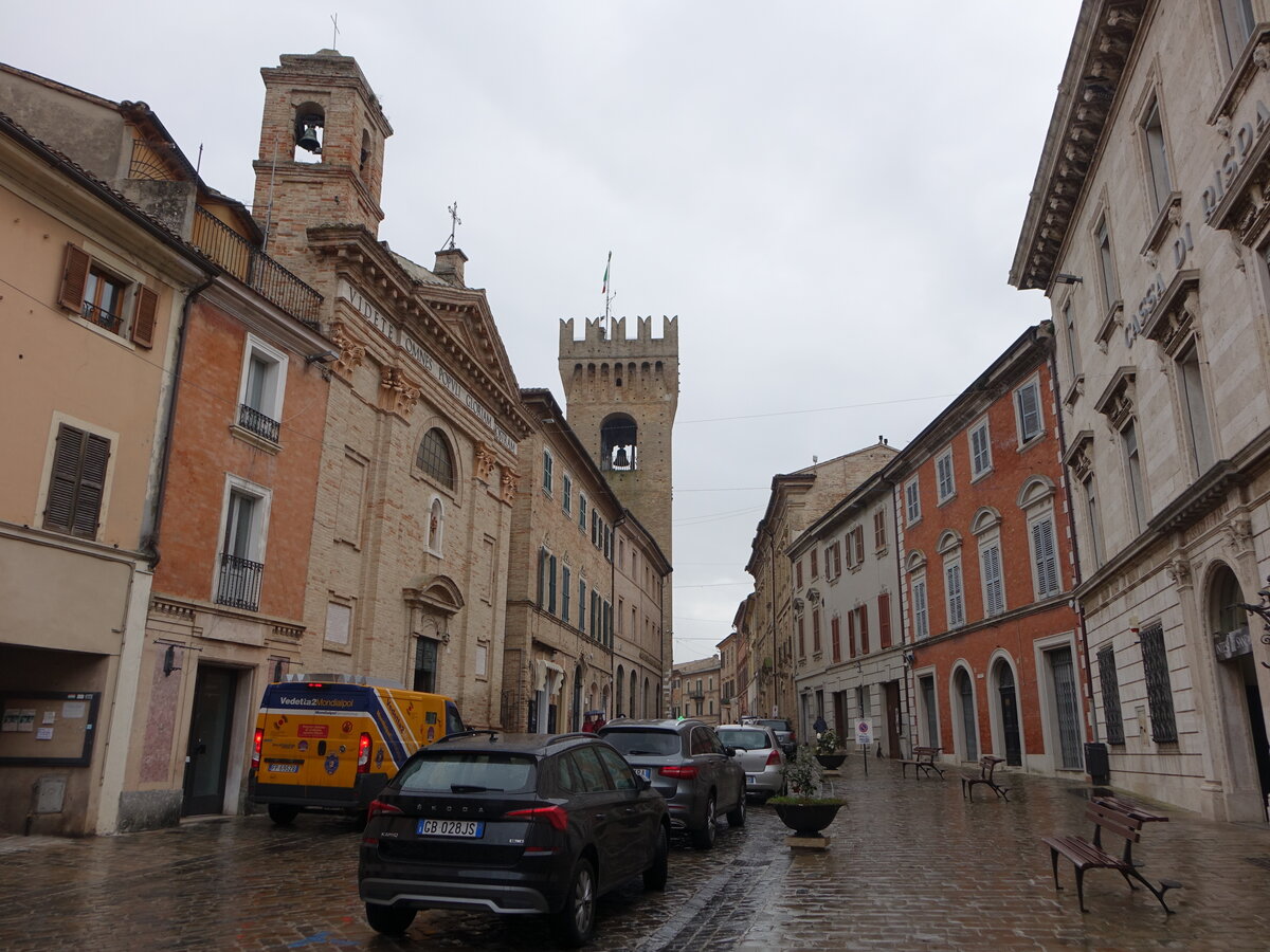 Recanati, Torre Civica und Gebude am Corso Persiani (31.03.2022)