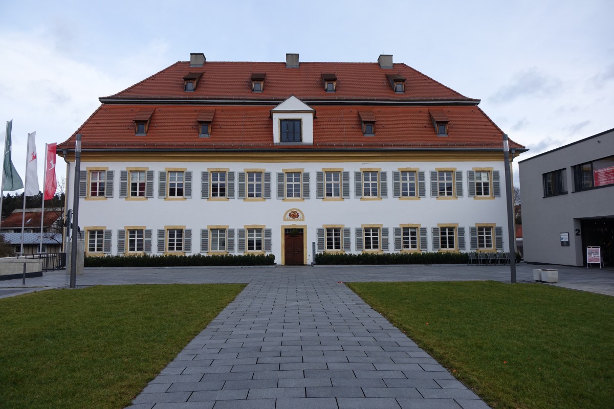 Rechberghausen, Neues Schloss und Rathaus, erbaut im 18. Jahrhundert fr den Grafen von Rechberg (25.12.2014)