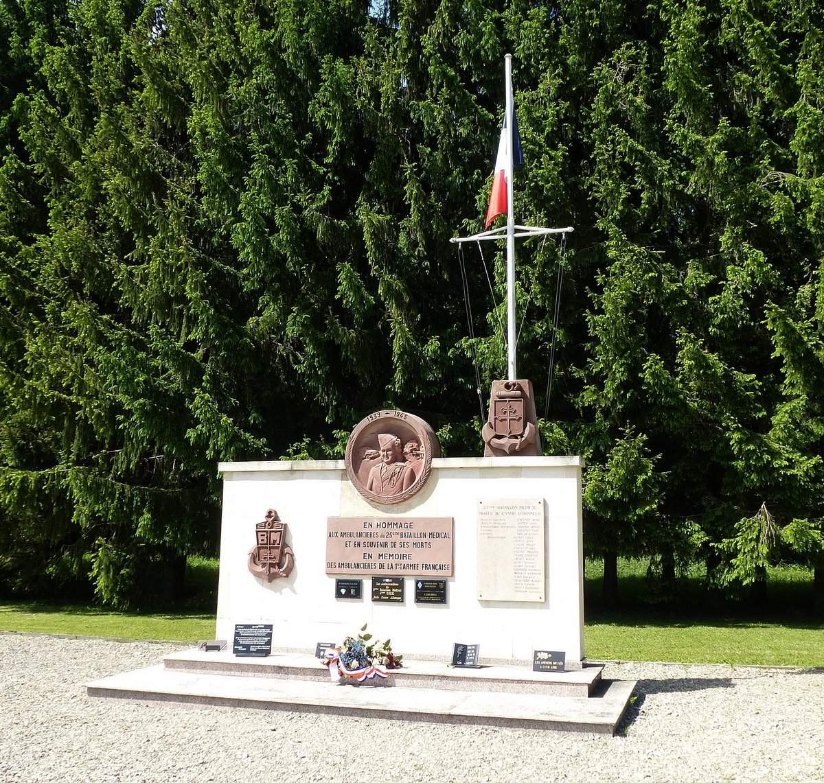 Rechesy, Kriegerdenkmal des II.Weltkrieges, an der Kreuzung der Landstraen D463 und D17.1, Mai 2017 