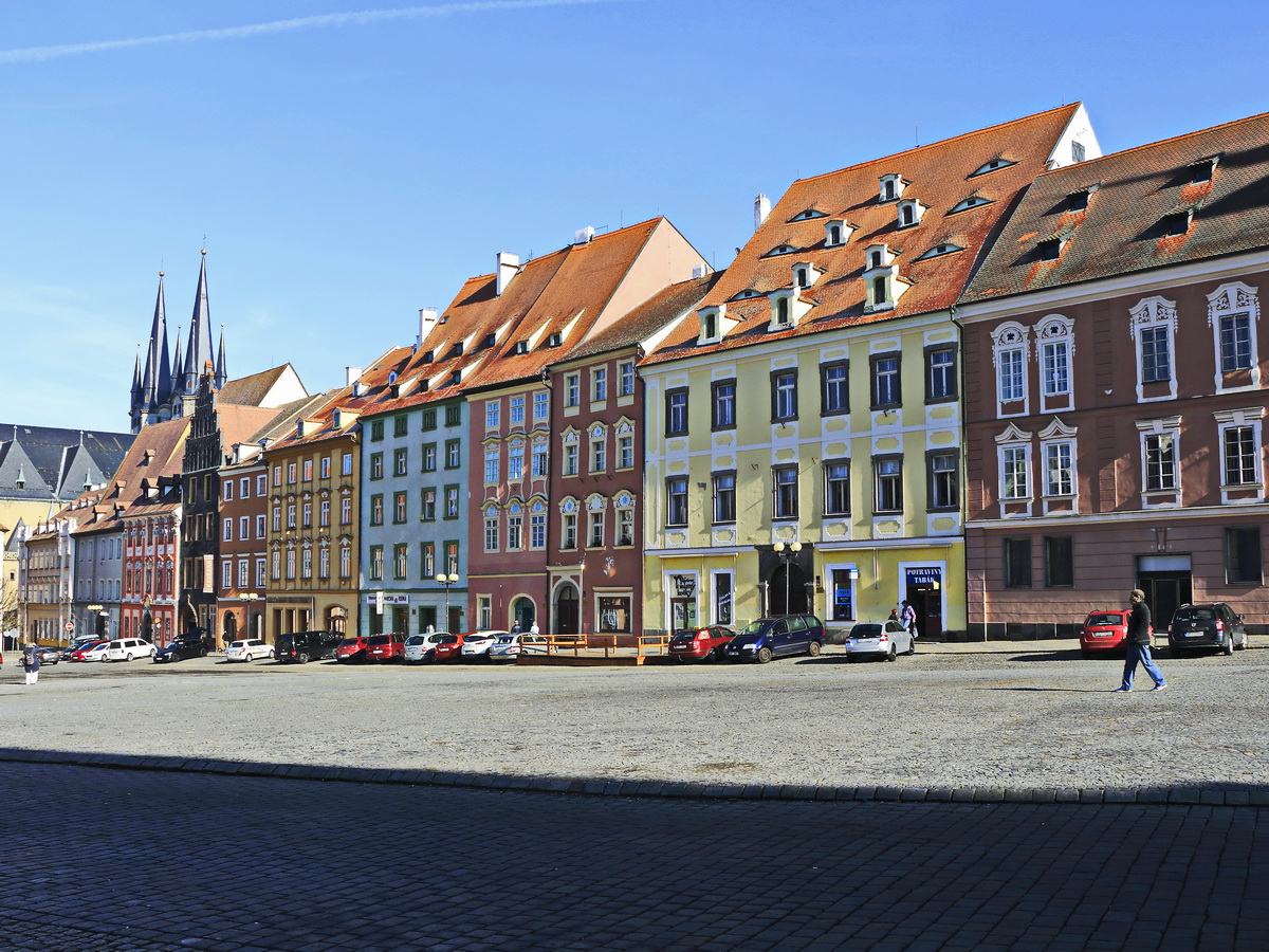 Rechte Seite des Marktplatzes von Cheb (Eger) am 17. Februar 2019