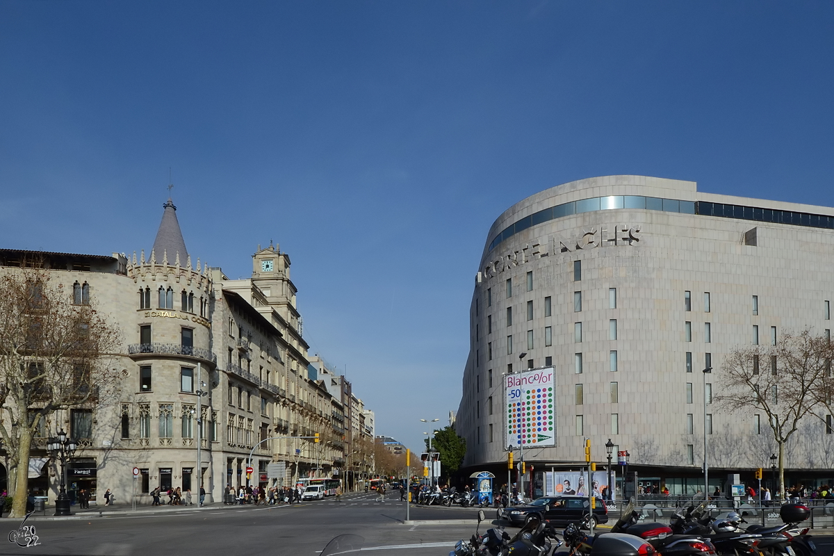 Rechts das Gebude der groen spanischen Warenhauskette  El Corte Ingles  am Rande des Placa Catalunya. (Barcelona, Februar 2012)