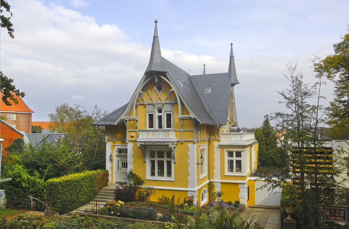 Reepschlgerbahn 38 in Flensburg. Villa errichtet 1894 von Maurermeister Flgel und Sohn. Eingeschossiger Putzbau mit rustizierten Kanten und steilem, schiefergedecktem Satteldach ber Kniestock in malerischen Landhausstil. Aufnahme: September 2011.