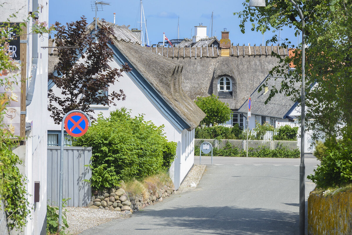 Reetdachhuser im Fischerdorf Gilleleje auf Nordseeland. Aufnahme: 23. Juni 2023.